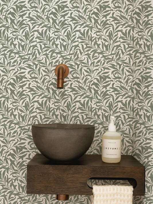 Papel mural Sigfrid Olive, botánico diseño de hojas de sauce enlazadas en verde salvia sobre blanco.