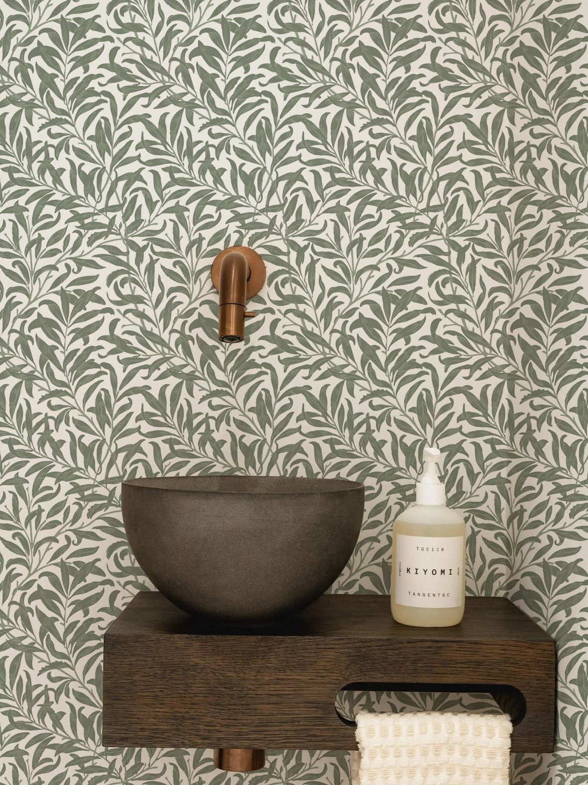 Papel mural Sigfrid Olive, botánico diseño de hojas de sauce enlazadas en verde salvia sobre blanco.