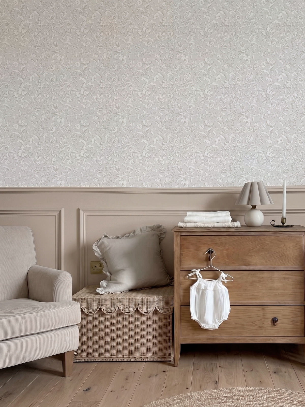 Papel mural Sketchy Florals, sutil diseño de flores y hojas trazadas en blanco sobre gris muy claro. Ideal para baños y cocinas.