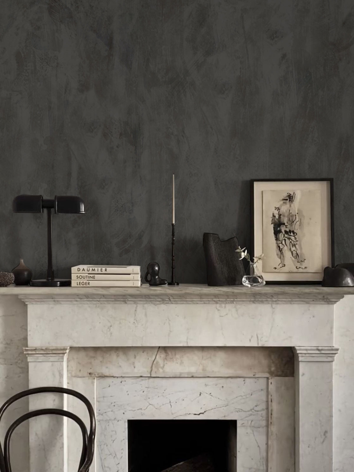 Papel mural Subtle Texture Oscuro, sobrio diseño de textura de trazos irregulares en gris oscuro y carbón. Ideal para baños y cocinas.