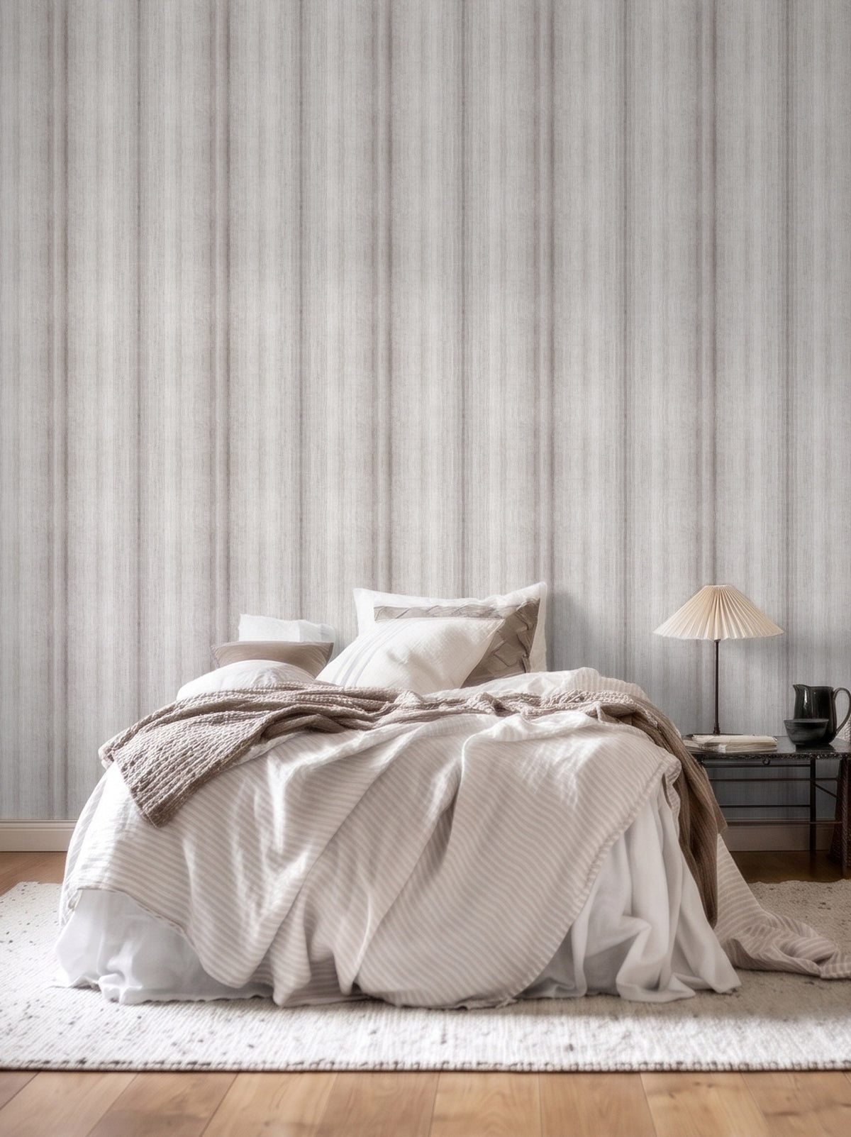 Papel mural Texture Lines, difuminado diseño de rayas verticales difuminadas en gris y beige con aspecto de tela desteñida.