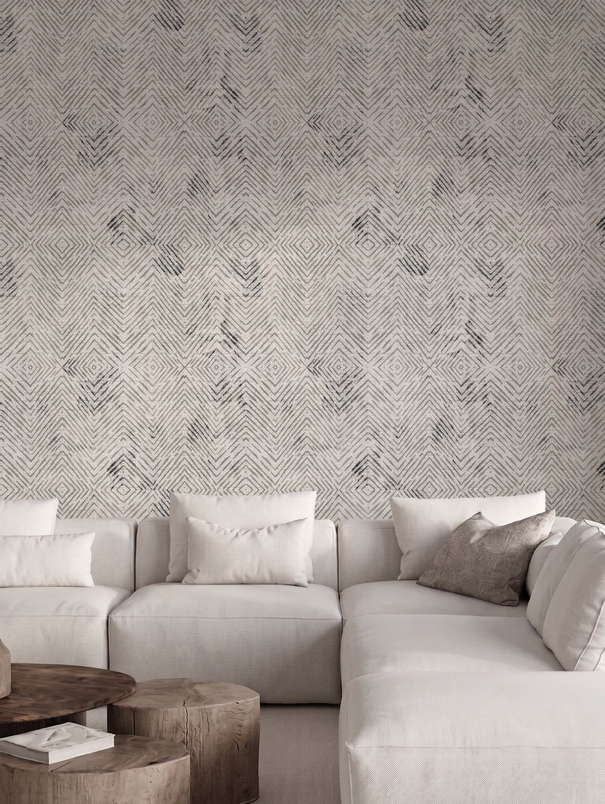 Papel mural Tribal, sofisticado diseño de rombos y zigzags en blanco crudo, beige y gris topo. Ideal para comedores y dormitorios.