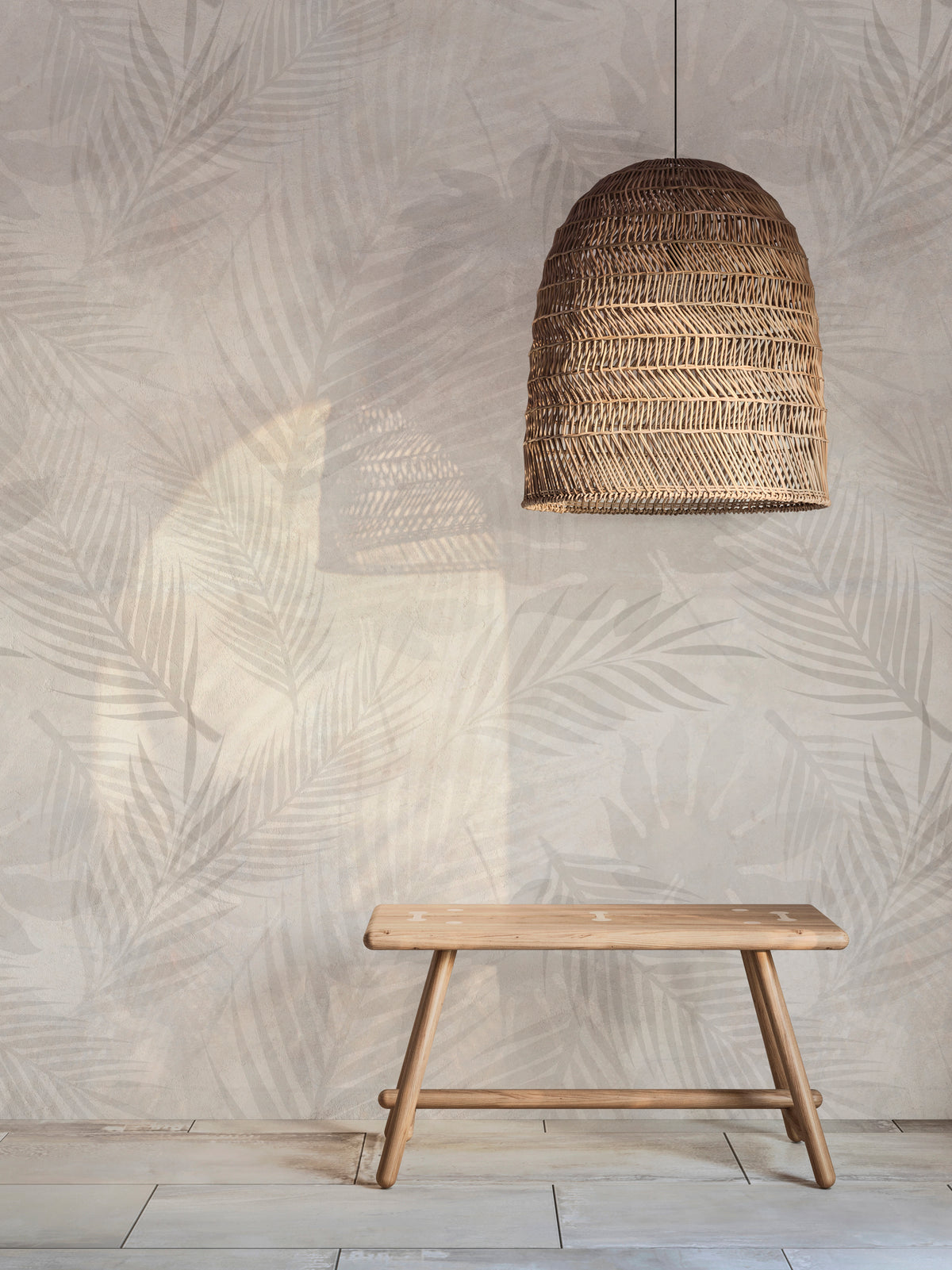 Papel mural Tropico sand, sutil diseño de hojas de palma y monstera en blanco crema y gris claro. Ideal para dormitorios y halls.