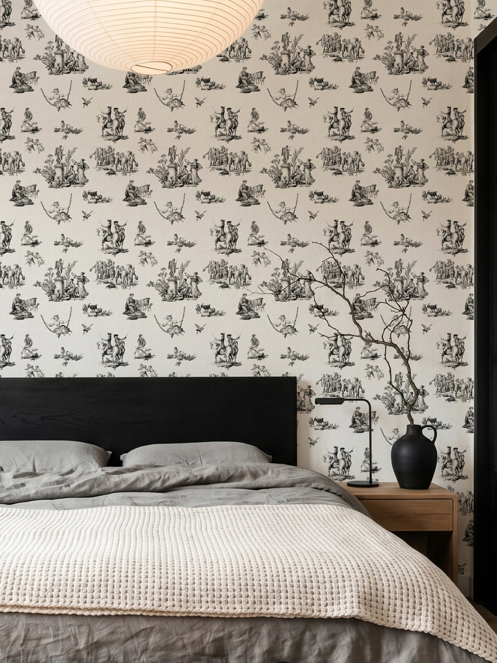 Papel mural Victorian Black, dramático diseño de toile de Jouy en negro sobre crema con escenas campestres.