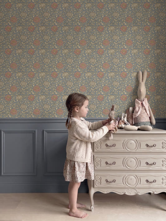 Papel mural Village, romántico diseño de crisantemos en rosa pálido y crema sobre azul grisáceo. Ideal para baños y cocinas.