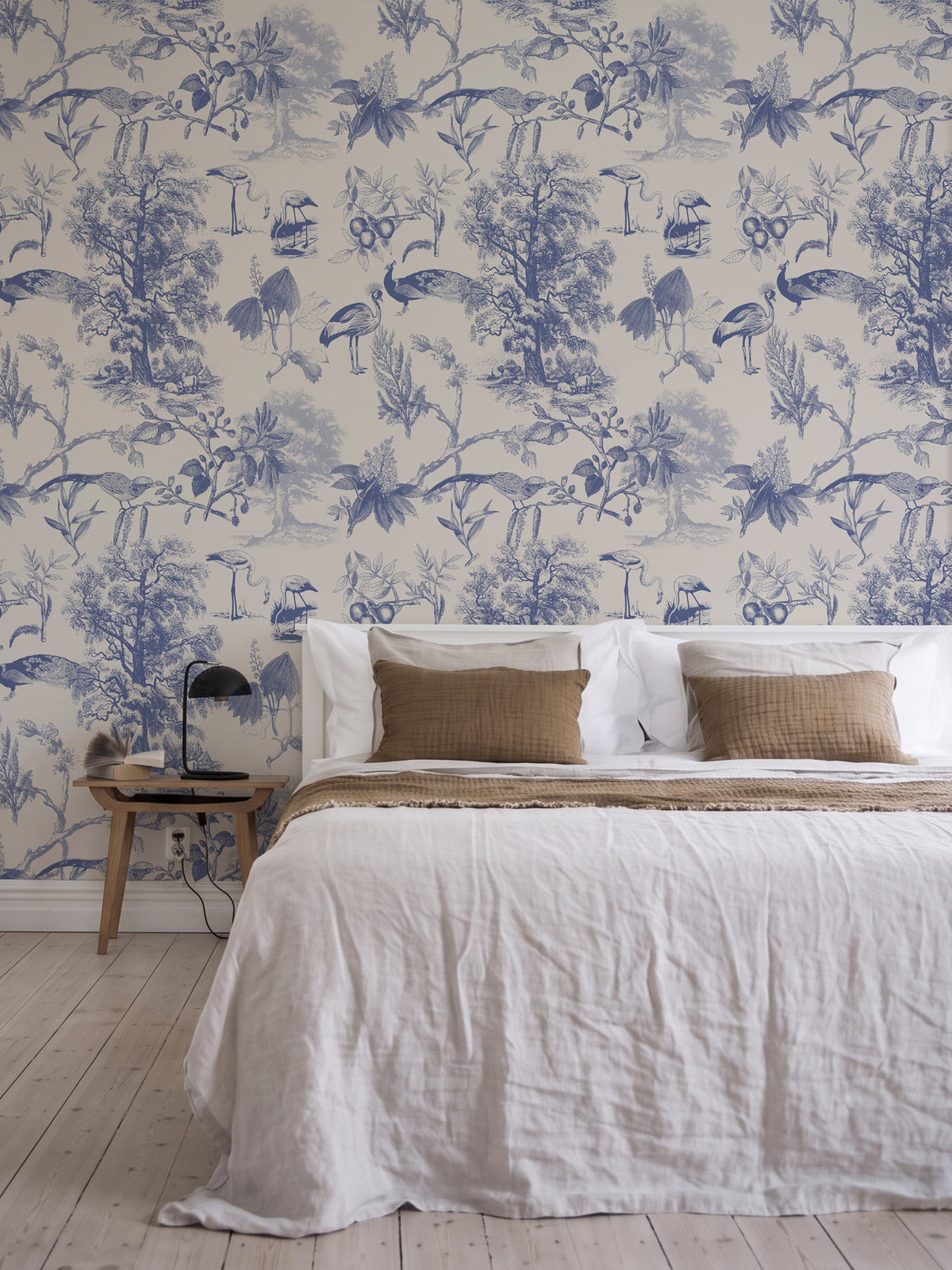 Papel mural Vintage Nature Blue, clásico diseño de aves, pavos reales y árboles en azul cobalto sobre crema. Ideal para baños y cocinas.