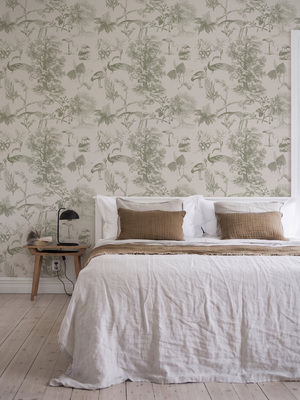 Papel mural Vintage Nature Green, clásico diseño de árboles, garzas y pavos reales en verde salvia sobre crema. Ideal para baños y cocinas.
