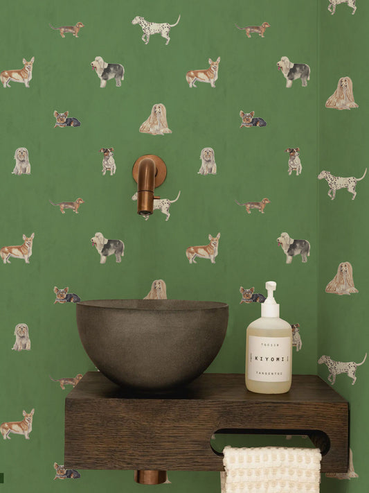 Papel mural Woaf Verde, divertido diseño de perros de distintas razas en acuarela sobre fondo verde.