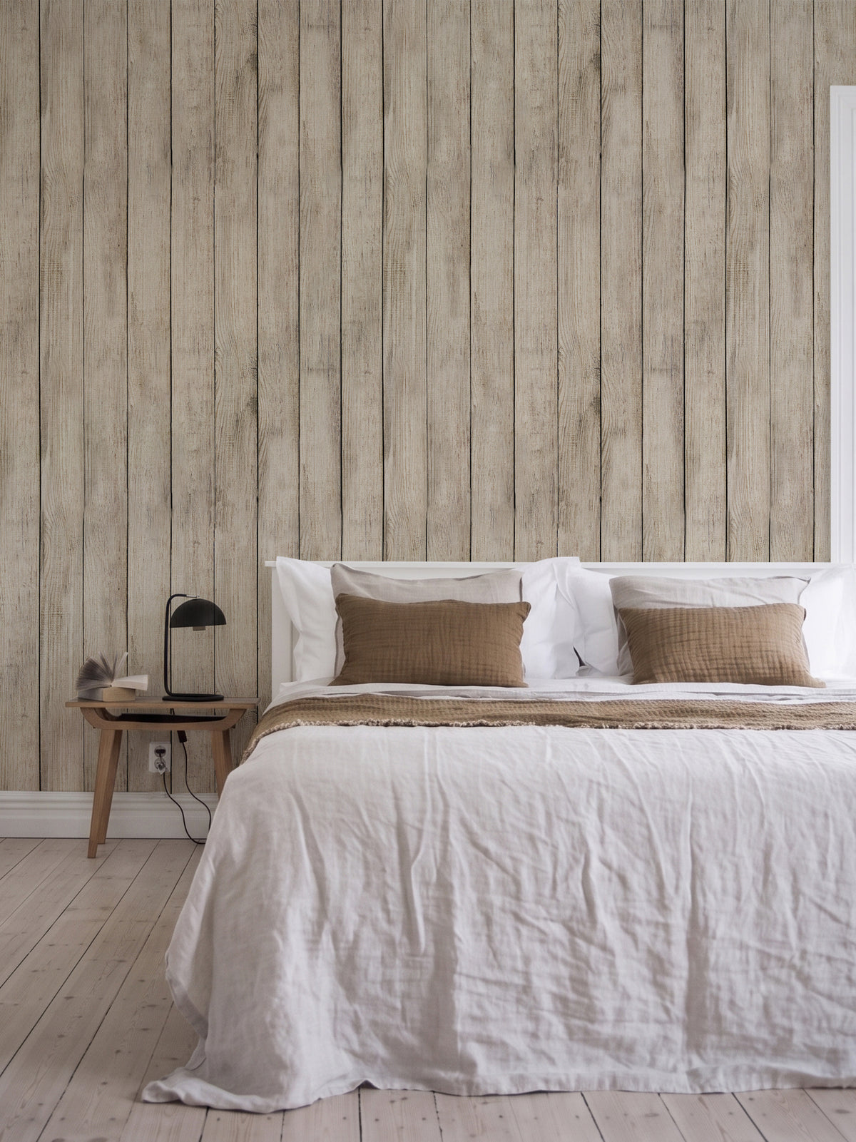 Papel mural Wood panels, rústico diseño de tablones de madera vertical con veta en beige y crema. Ideal para cocinas y comedores.
