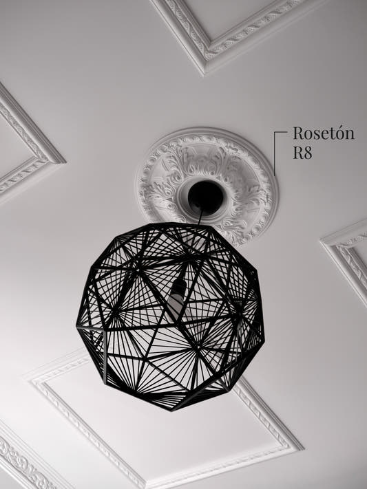 Rosetón R8 en el cielo, alrededor del soporte de una lámpara colgante de hilos negros