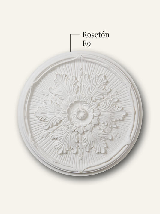 Rosetón R9 de frente sobre fondo crema, con su relieve de hojas y rayos