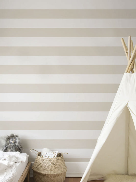 Papel mural Sage Beige Horizontal, sobrio diseño de rayas horizontales anchas en blanco puro y blanco roto. Ideal para baños y cocinas.