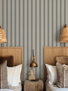 Papel mural Winifred Blue en un ambiente decorado: rayas verticales azul grisáceo sobre beige.