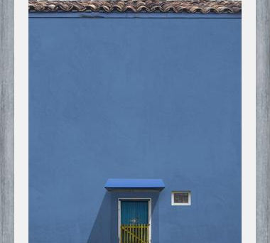 Cuadro Puerta azul, reja amarilla.