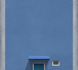 Cuadro Puerta azul, reja amarilla.
